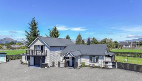 3 Lochiel Drive