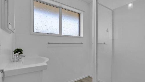 2-Bedroom Cottage Near Airport with Garden & Parking