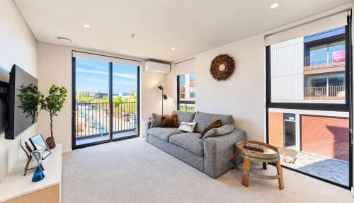 City Centre 1BR Stay with Balcony & Wi-Fi