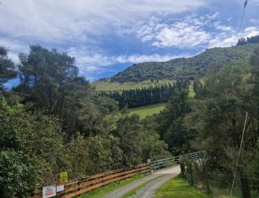 Peaceful Mikimiki Valley Cottage near Tararua Park Trailhead