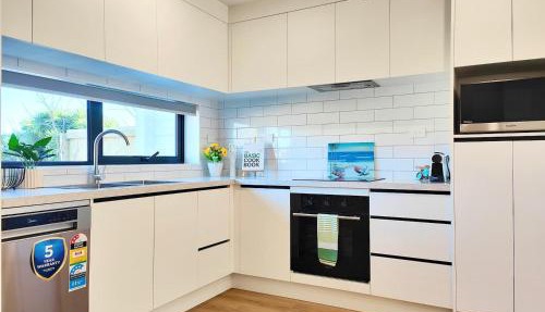B AKL Airport Brand New Sleeps5 Free Parking
