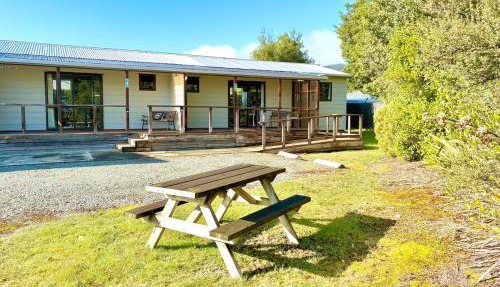 Manapouri Cottage 1