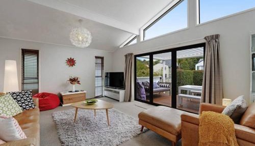 Browns Bay Oasis with sunny deck and sunken lounge