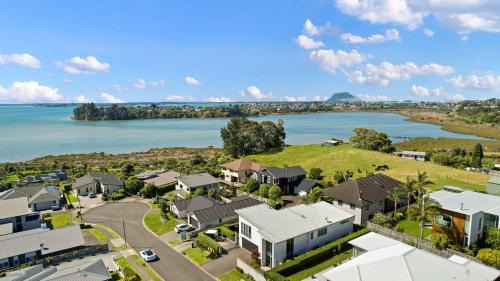 Harbour Hideout - Pool Sleeps 6