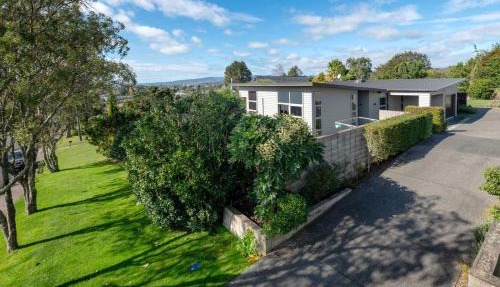 Kowhai Views - Stylish & Modern in Great Location