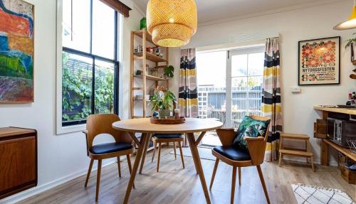 Inner City Artist Apartment with Courtyard