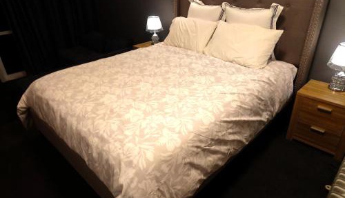 Smart Stay Guest Suite - 8 Min to Airport - Convenient Location