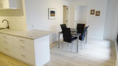 Beach and View 2Bdrm apt 75mtrs to beach with sunsets to die for