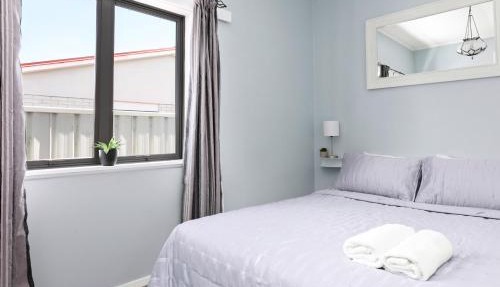Central Family Home 5 min to CBD!