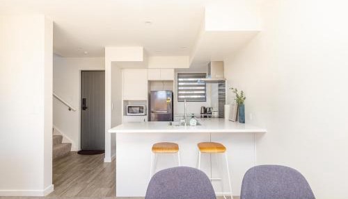 Modern 2-Bed Townhouse Close to City Attractions