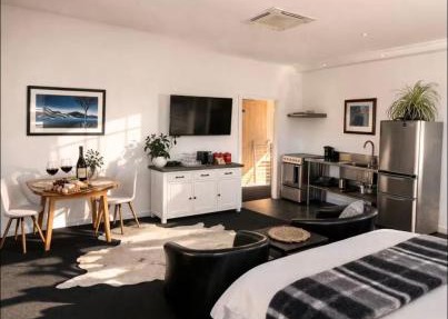 Studio 5- Stylish Stay with Mountain Vista