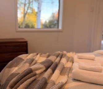 Glenbrook Cottage Twizel - Walk to Town, Sleeps 6, Wi-Fi, Pets OK