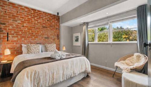 Peaceful Retreat in Hamilton East - By Superior Stays