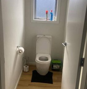 Spacious One-Bedroom with Private Bathroom Aotea