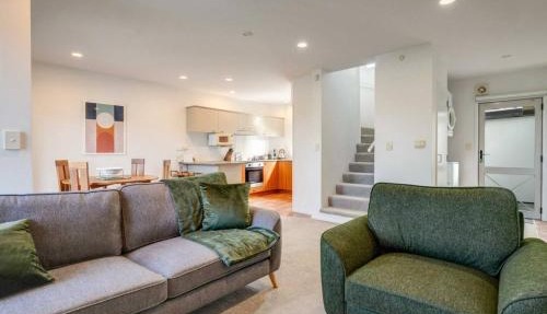 Henderson Retreat 3BR Townhouse with Parking