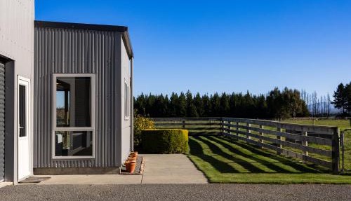 Lemon Tree Cottage - Modern Rural Cottage