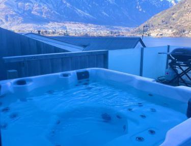Lake Views and Spa - 10 min to CBD 3Bed Sofa bed