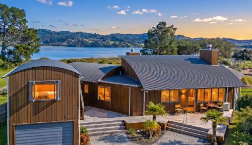 Ocean Breeze Family Haven - Pauanui Holiday Home