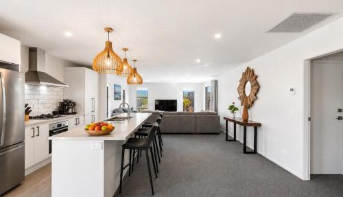 Spacious Modern Retreat, Near Shops & Cafes