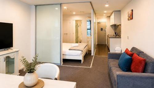 CBD Retreat 5-Min Walk to Sky Tower w Free Pool Gym Sauna P021