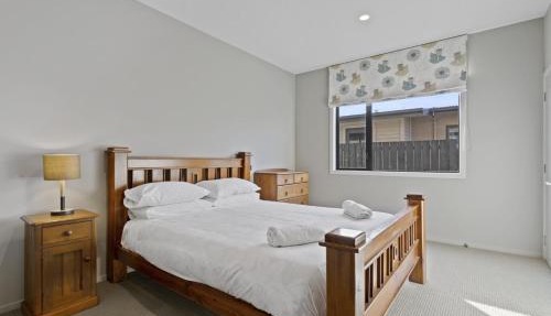 2BR Relax at Lake Hood Luxury Canal Home with Jetty