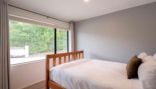 Sunshine Bay Stay, Lake Views & Cosy Fireplace