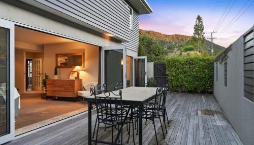 Lake Okareka - Spa Pool and Log Fire Sleeps 12 walk to the lake