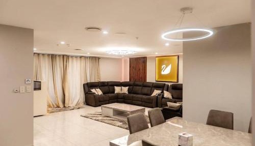 3 Bedroom Luxury Apartment with free parking