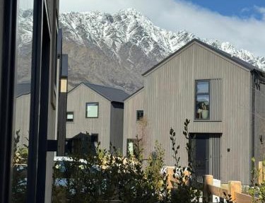 Stylish Townhouse with Remarkable Mountain Views