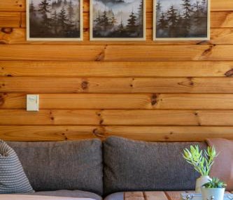 3KM To Downtown And Waterfront. Sunny Deck With Views From Hilliside Home