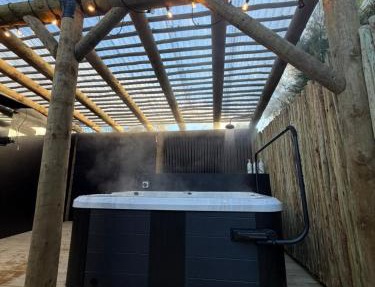 Romantic Glamping Bus, Heat pump, Spa & outdoor TV