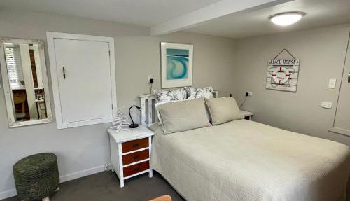 Whitby Studio - Mairangi Bay Beach