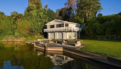 Rotoiti Boathouse - Waterfront Jetty Kayaks