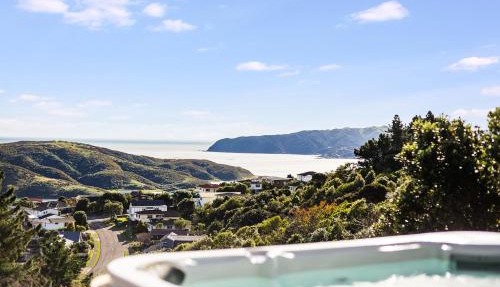Piris Place - Private Spa, Harbour Views & Trails