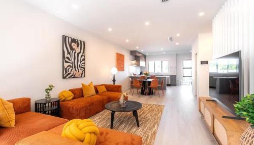 Spacious & Modern Townhouse in Central Auckland