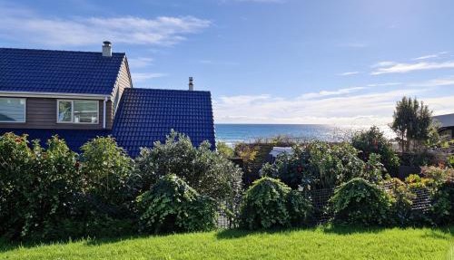 Clifftop Coastal Retreat with Ocean Views - Close to Beach & Cafés