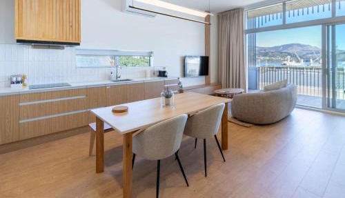Lyttelton Apartment Harbour Views - Walk to Cafés