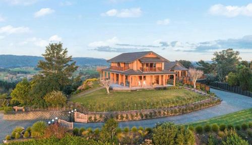 Hunua Heights Retreat with Great Views, Deck, BBQ