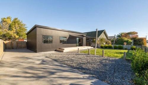 Spacious Christchurch Home, Sleeps 8, Free Parking