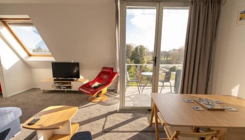 Modern Apartment Opposite Hagley Park with Free Parking
