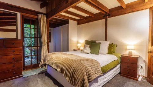 Cosy 3BR Alpine Chalet Near Queenstown, Fireplace, Family-Friendly and Minutes to Skiing