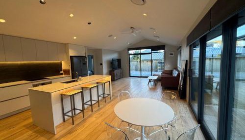 Three Bedroom Modern Family Retreat with Stunning Mountain Views close to The Remarkables