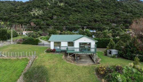 Little Kowhai - Te Kaha Holiday Home