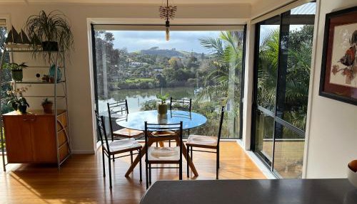 Restful Kerikeri Retreat - Spa, Views and Private Bathroom