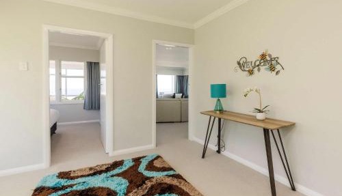 Ngamotu Vista - 5BR home with harbour views