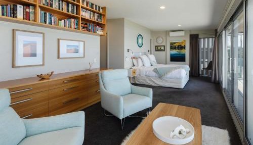 Clifftops - oceanfront retreat in Oakura Beach