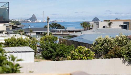 Blue Water Cottage - with beachfront coastal views