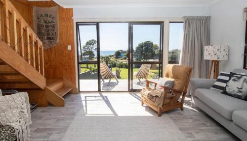 Aqua Vista On Arden - beachfront bach in Oakura