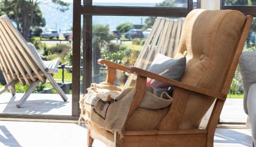 Aqua Vista On Arden - beachfront bach in Oakura