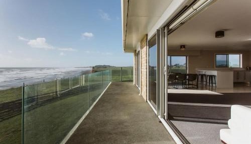 ABC on Wanaka Bay - beachfront home w. ocean views